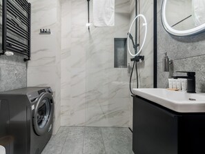 Douche, sèche-cheveux, serviettes fournies