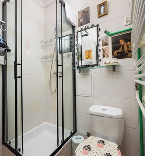 Shower, hair dryer, towels - Balladyny Homey Studio (Warszawa)