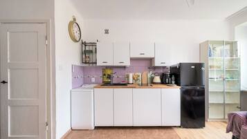 Køleskab, mikrobølgeovn, ovn, kogeplade