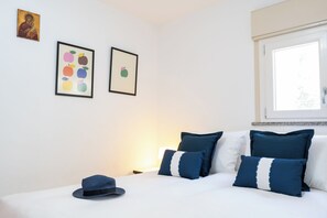 1 habitación, tabla de planchar con plancha y cuna de viaje 