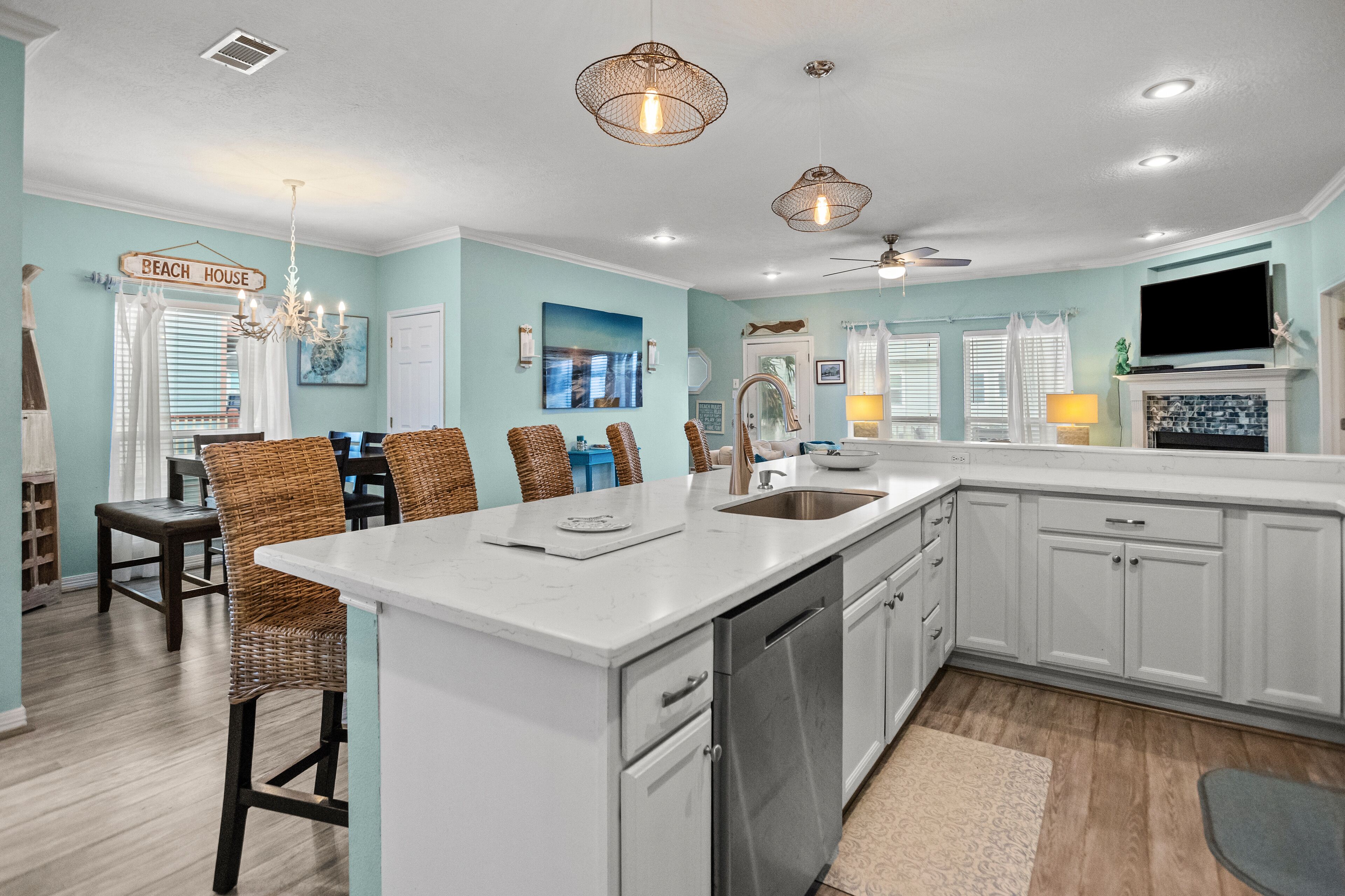 Mikrobølgeovn, ovn, kokeplater og oppvaskmaskin