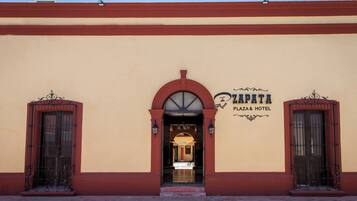 Vista frontal de la propiedad