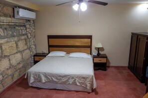 Dobbelt- eller tomannsrom – standard | Skrivebord, skrivebord for bærbar PC og wi-fi (inkludert)