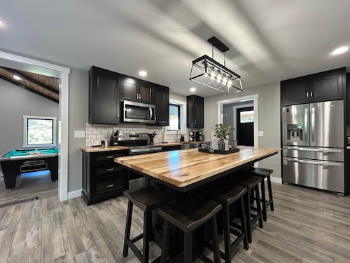 NEW Modern SKI & GOLF Escape • Near Arcadia Bluffs, Crystal Mtn & Sleeping Bear!