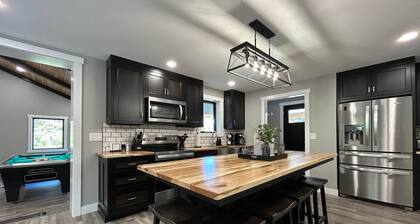 NEW Modern SKI & GOLF Escape • Near Crystal Mtn, Arcadia Bluffs & Sleeping Bear!