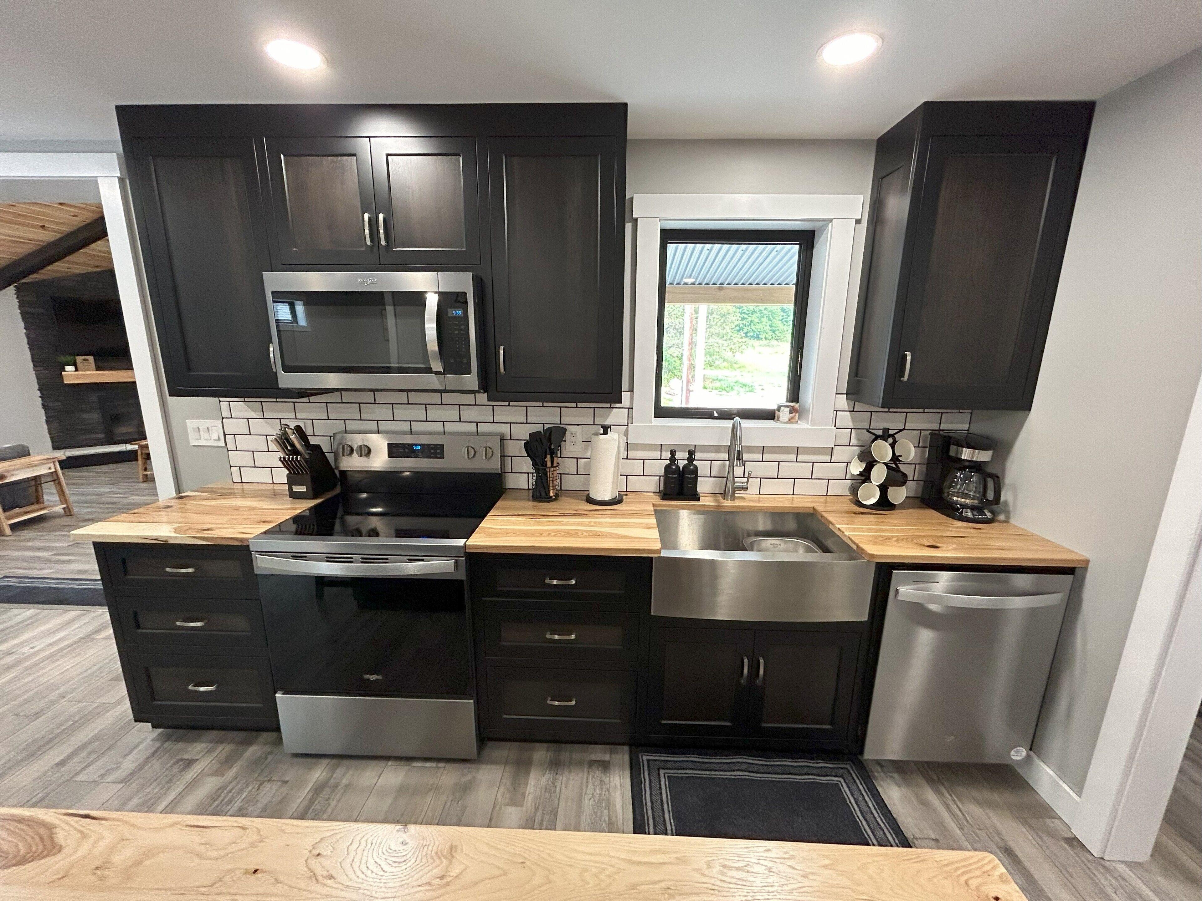 Refrigerador, microondas, horno y parrilla de estufa 