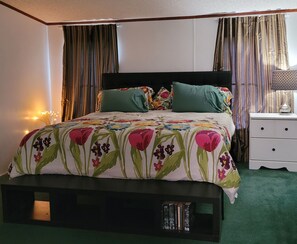 4 bedrooms, iron/ironing board, WiFi, bed sheets - Comfortable Charming Ranch Getaway 4BR 3BA (Princeton)