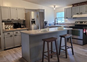 Fridge, microwave, oven, stovetop - Comfortable Charming Ranch Getaway 4BR 3BA (Princeton)