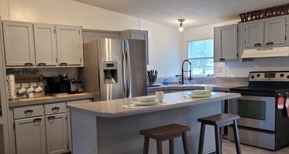 Comfortable Charming Ranch Getaway 4BR 3BA