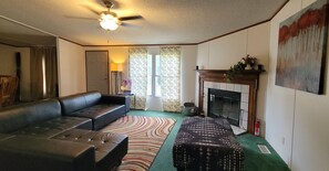 Smart TV, fireplace - Comfortable Charming Ranch Getaway 4BR 3BA (Princeton)