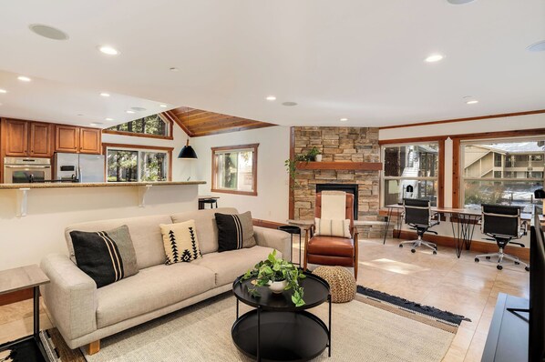 TV connectée, cheminée, chaîne hi-fi