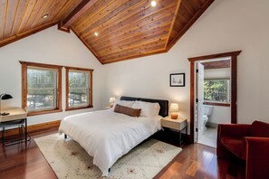 4 室のベッドルーム、デスク、WiFi (無料)、ベッドシーツ