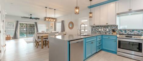 Geladeira, micro-ondas, fogão, cooktop