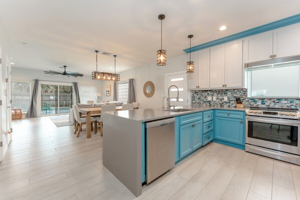 Frigorífic, microones, forn i placa de cuina 