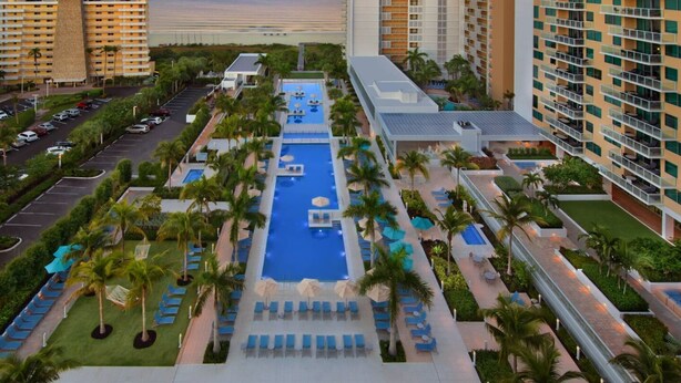 Outdoor pool - Marriott's Crystal Shores - 2 bedroom luxury villa on Crescent Beach in Marco (Marco Island)