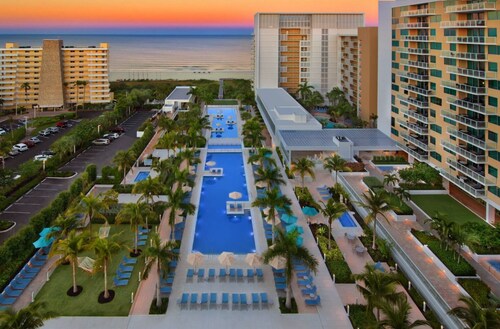 Marriott's Crystal Shores - 2 bedroom luxury villa on Crescent Beach in Marco