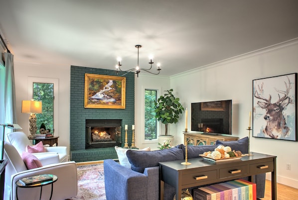Smart TV, fireplace