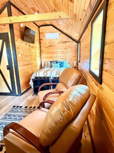 Hot Tub/Wifi/Tiny Cabin - Adventurer`s Nook