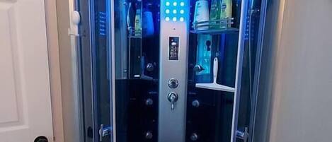 Dusj, hårføner og håndklær