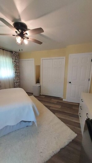 2 bedrooms, desk, iron/ironing board, travel crib