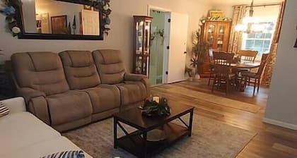 2BR/2BA- Near Spartan Race & Bridge Day- Steam Sauna & Jetted Tub