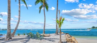 Chateau de la Siesta | Private Beachfront, Lagoon Pool, Lanai Bar & Stunning Gulf Views