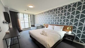 Een strijkplank/strijkijzer, wifi, beddengoed