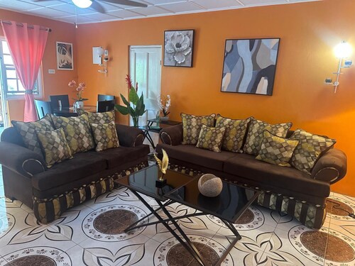 Relaxed Comfort in the Heart of Brown’s Town in a lovely 3-bdrm bungalow w/ WiFi