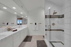 Douche, sèche-cheveux, serviettes fournies