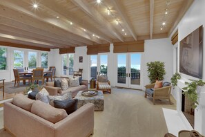 Smart TV, caminetto, libri, impianto stereo