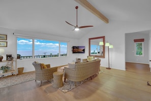 Smart TV, lareira, livros, aparelho de som
