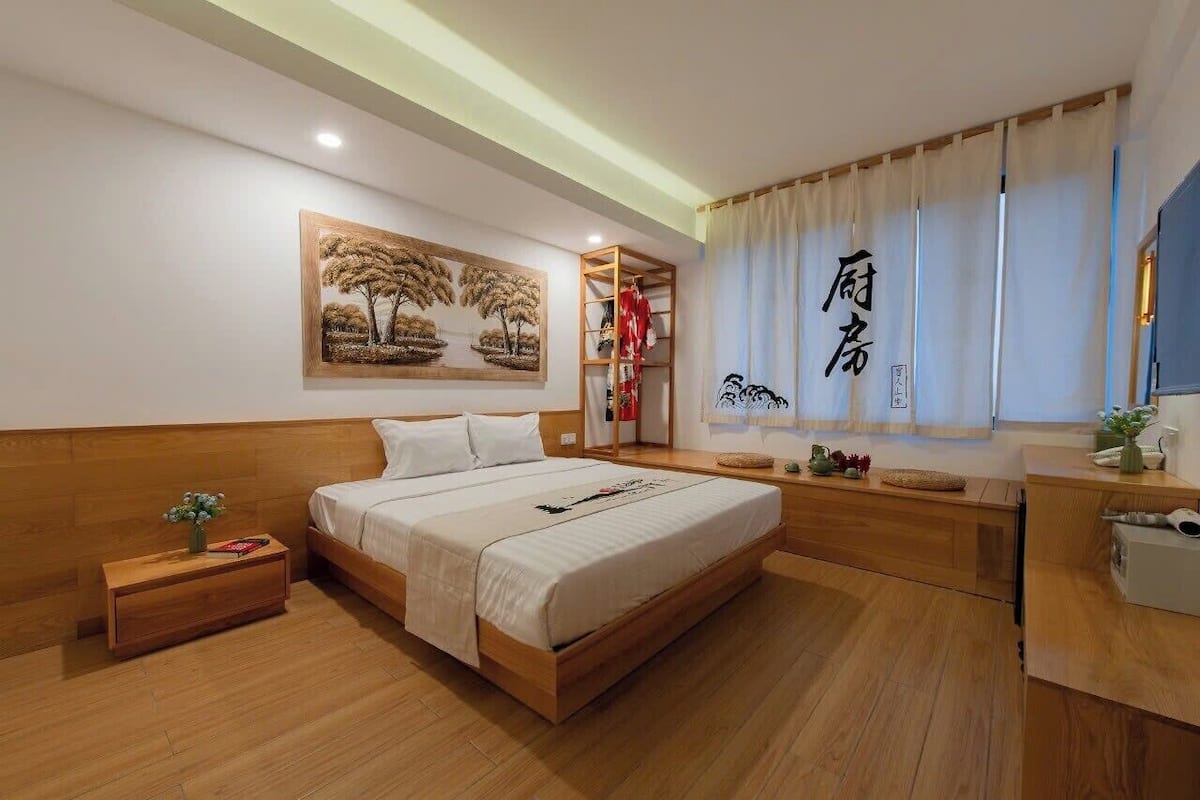 Premium bedding, pillow-top beds, minibar, in-room safe