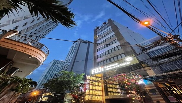 Un hotel con fachada moderna, un letrero llamativo y una entrada bien iluminada.