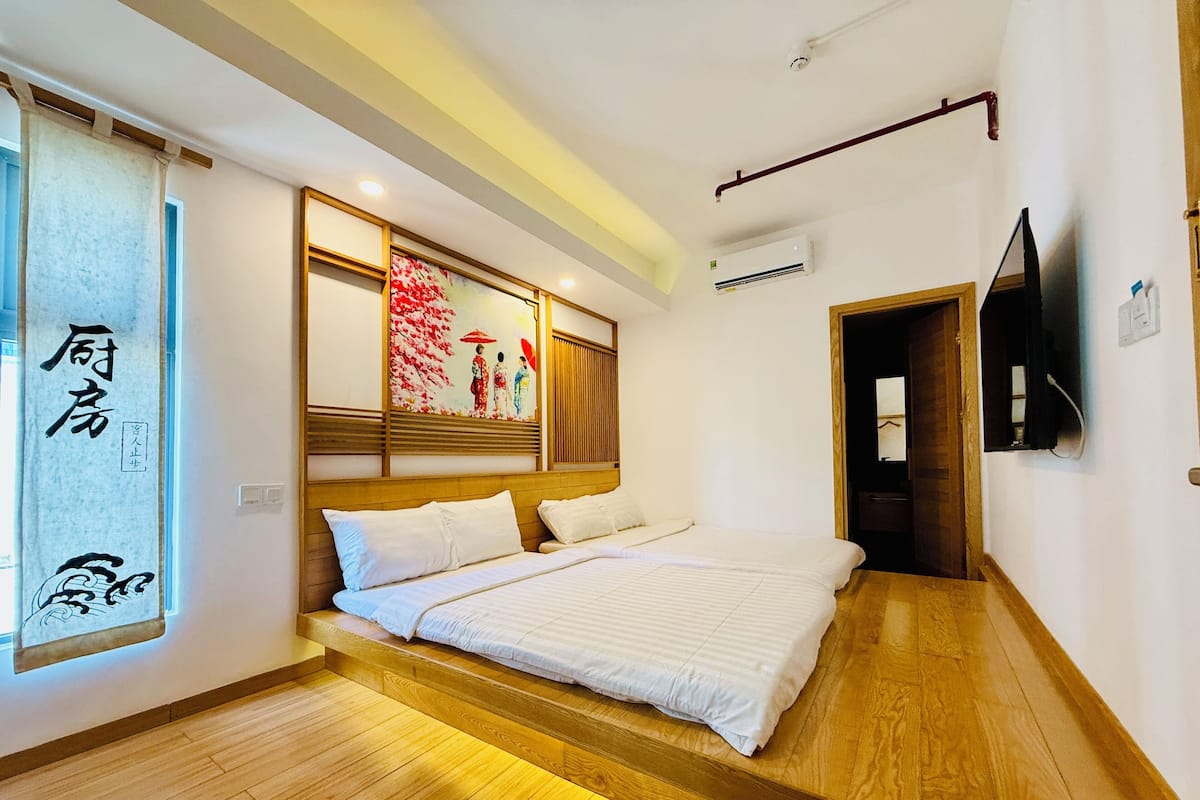 Premium bedding, pillow-top beds, minibar, in-room safe