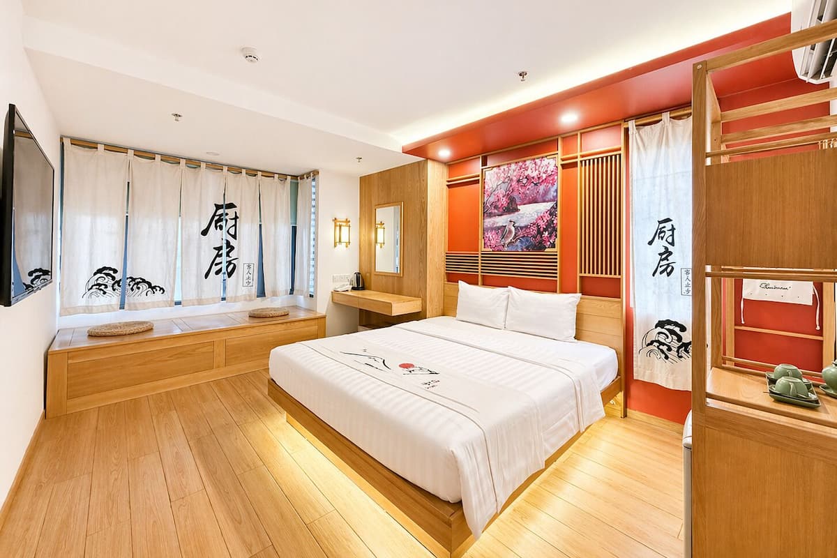 Premium bedding, pillow-top beds, minibar, in-room safe