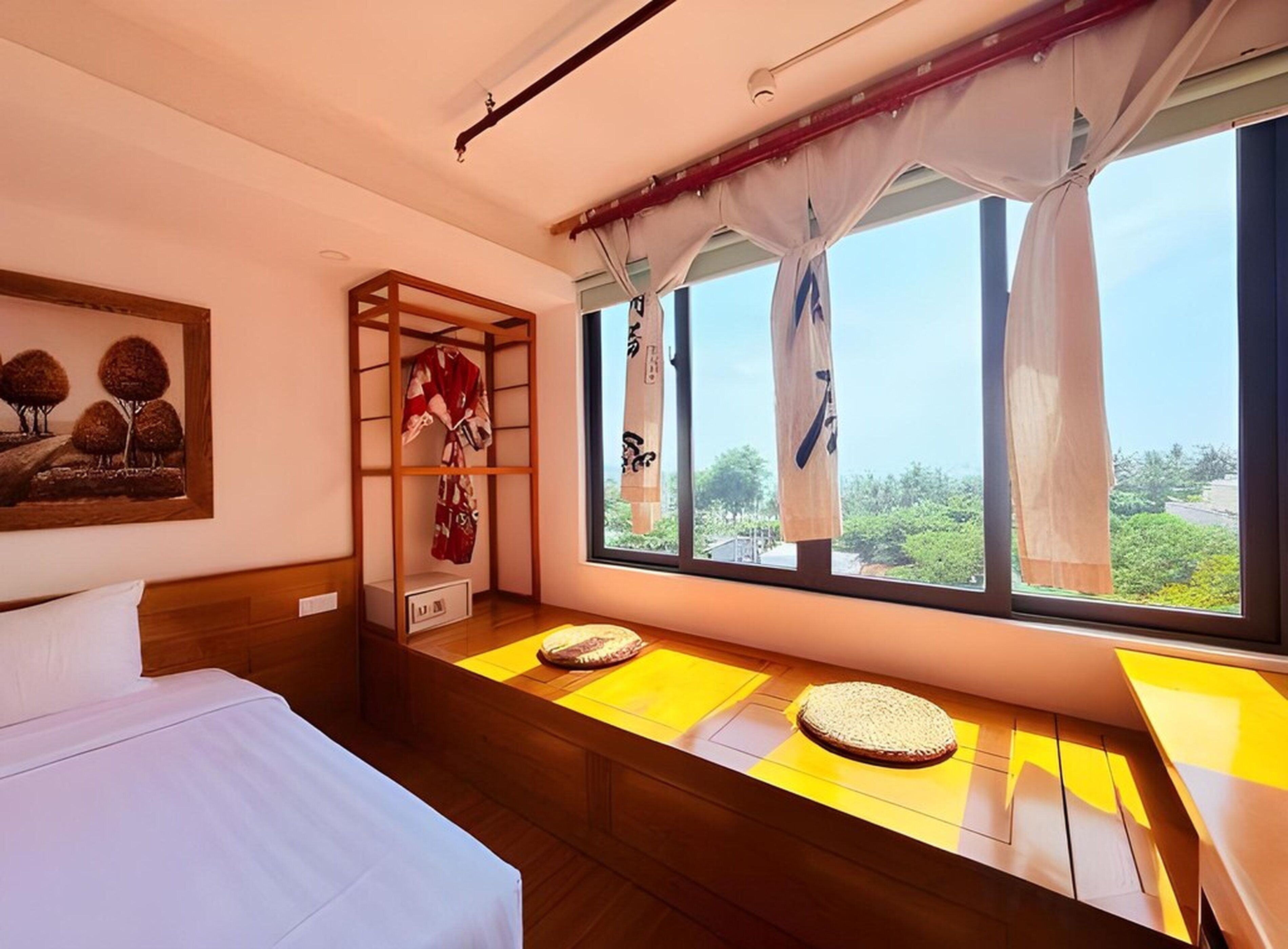 Une chambre d’hôtel avec un lit, une étagère en bois où sont rangés des vêtements, une fenêtre avec des rideaux et une vue sur la verdure.