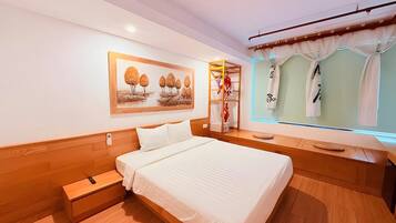 Deluxe suite | Luxe beddengoed, pillowtop-bedden, een minibar, een kluis op de kamer