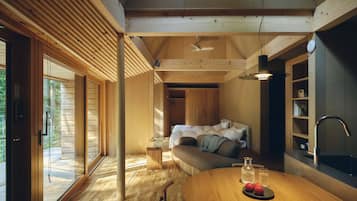 Escritorio, wifi gratis y ropa de cama