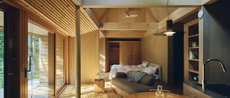 Skrivebord, wi-fi (inkludert) og sengetøy