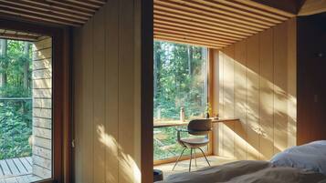 Escritorio, wifi gratis y ropa de cama