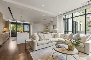 Smart TV, chimenea y oficina 