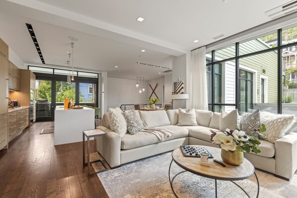 Een smart-tv en een open haard