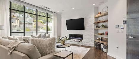 Smart TV, chimenea y oficina