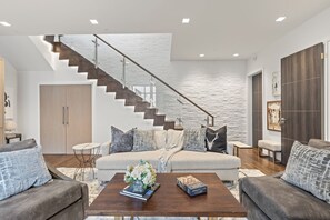 Een smart-tv en een open haard