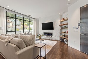 Een smart-tv en een open haard