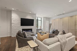 Smart TV, chimenea y oficina 
