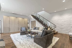 Smart TV, chimenea y oficina 