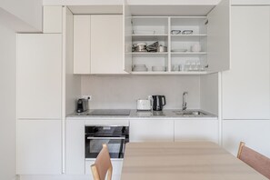 Kylskåp, mikrovågsugn, ugn och spishäll