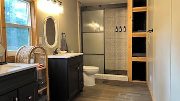 SĂšche-cheveux, serviettes fournies, savon, papier toilette
