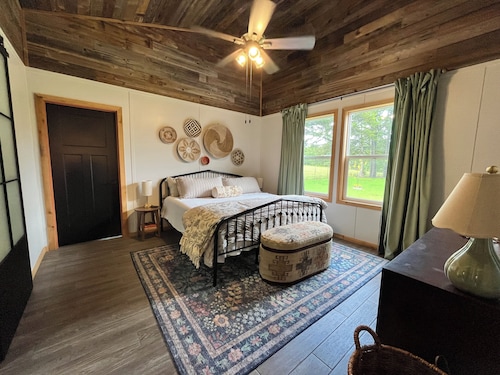 Peaceful Boho Retreat Nestled in the Woods – 5 Mins from Downtown